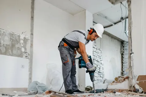تشمل المشاريع المجمعات التجارية والمجمعات السكنية والمستشفيات والمدارس والجامعات